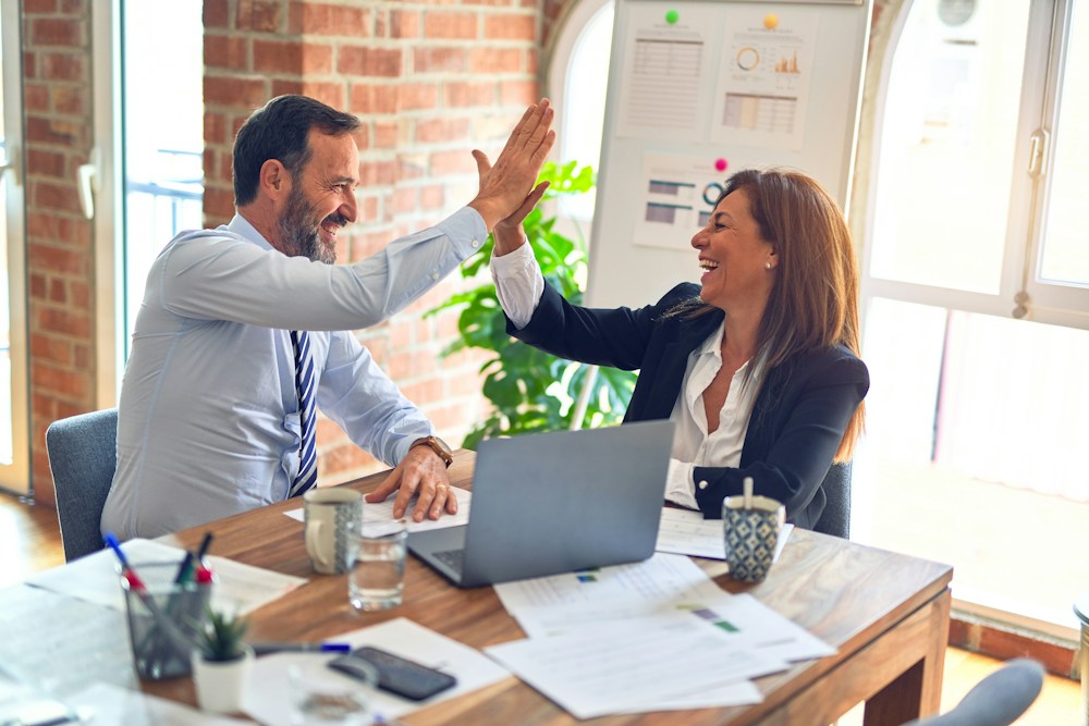 Consulenti e clienti a colloquio in ufficio